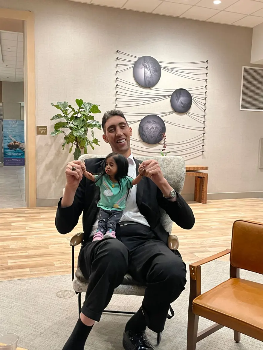 Dünyanın "en uzun adamı" ve "en kısa kadını" bu kez Kaliforniya'da buluştu 2