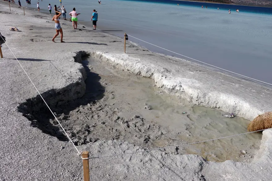 Salda Gölü'nde doğa kendini yeniledi, çamur çukurları kapanmaya başladı 