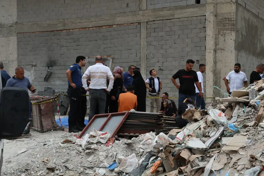 İnşaatta feci ölüm: Kule vinçteki demir sepet işçilerin üzerine düştü 4 İnşaatta feci ölüm: Kule vinçteki demir sepet işçilerin üzerine düştü 4