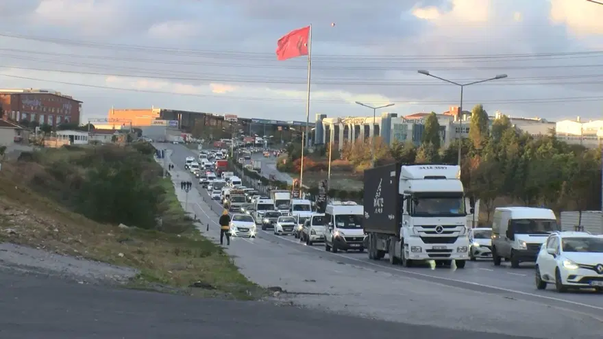 Trafikten kaçmak için kaldırımı üçüncü şerit yaptılar 8 Trafikten kaçmak için kaldırımı üçüncü şerit yaptılar 8