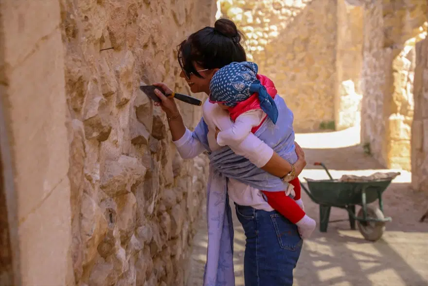 Arkeolog çiftin bebeği Sarya Hasankeyf kazı ekibinin neşe kaynağı oldu 5 Arkeolog çiftin bebeği Sarya Hasankeyf kazı ekibinin neşe kaynağı oldu 5