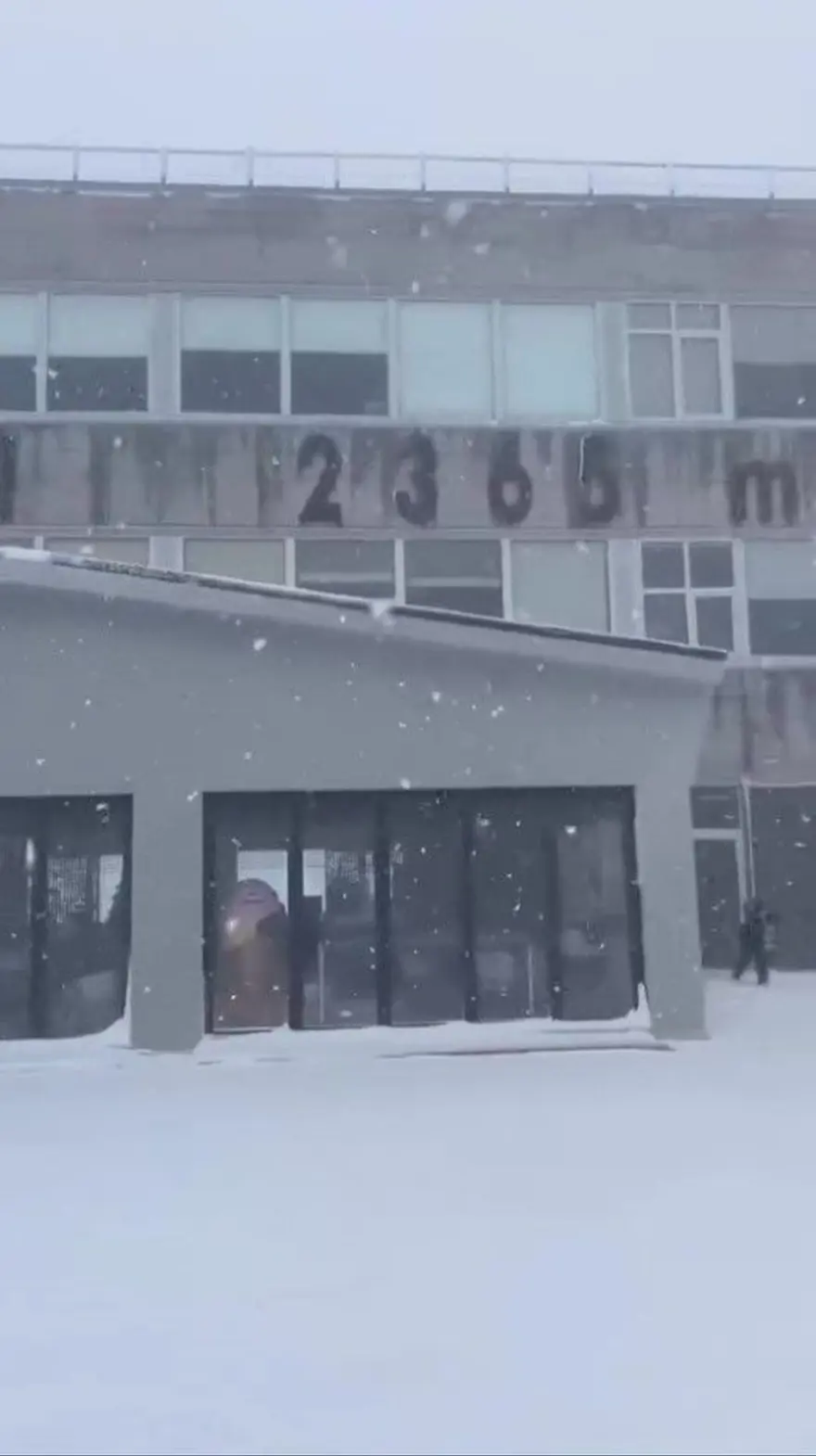 Antalya'da iki mevsim bir arada yaşanıyor 1 Antalya'da iki mevsim bir arada yaşanıyor 1