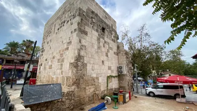 Klima takmak için tarihi burcun duvarını deldiler