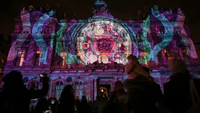 Fransa’da ışık festivali: Sokaklar rengarenk ışıklarla süslendi