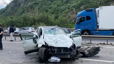 Önce beton kanala sonra bariyerlere çarptı: 3 yaralı