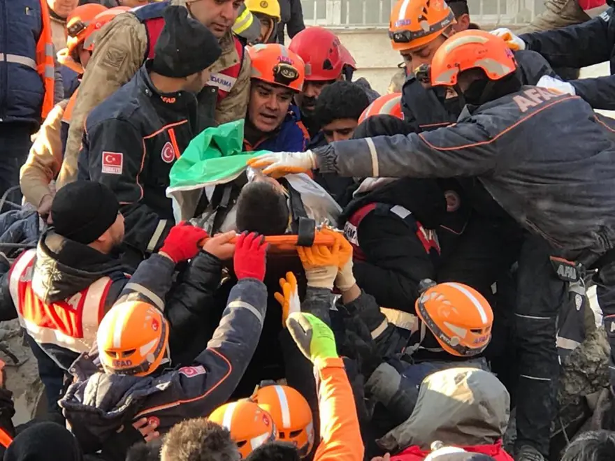 101 SAAT SONRA ANNE VE OĞLU KURTARILDI 11