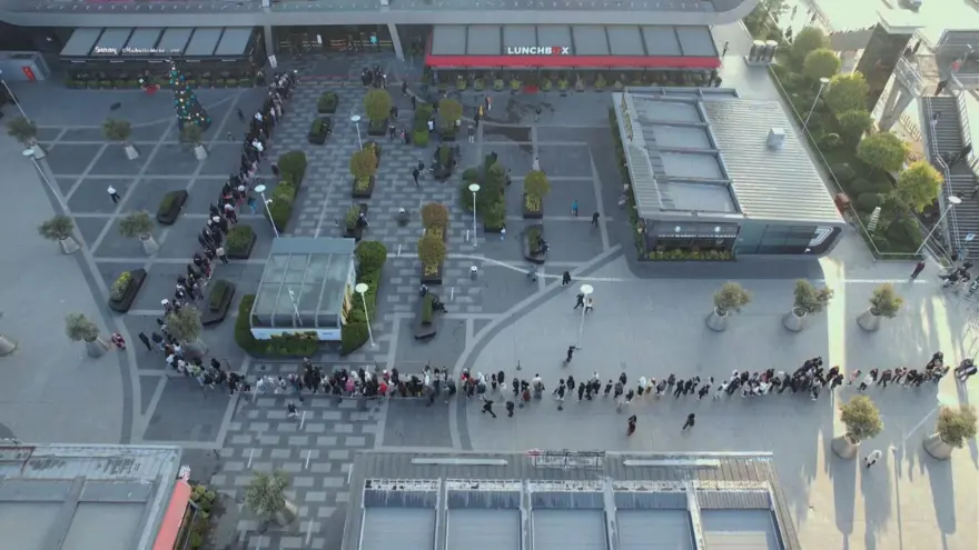 Efsane cuma indirimlerinde izdiham: Sabah ezanında sıraya girdiler 4 Efsane cuma indirimlerinde izdiham: Sabah ezanında sıraya girdiler 4