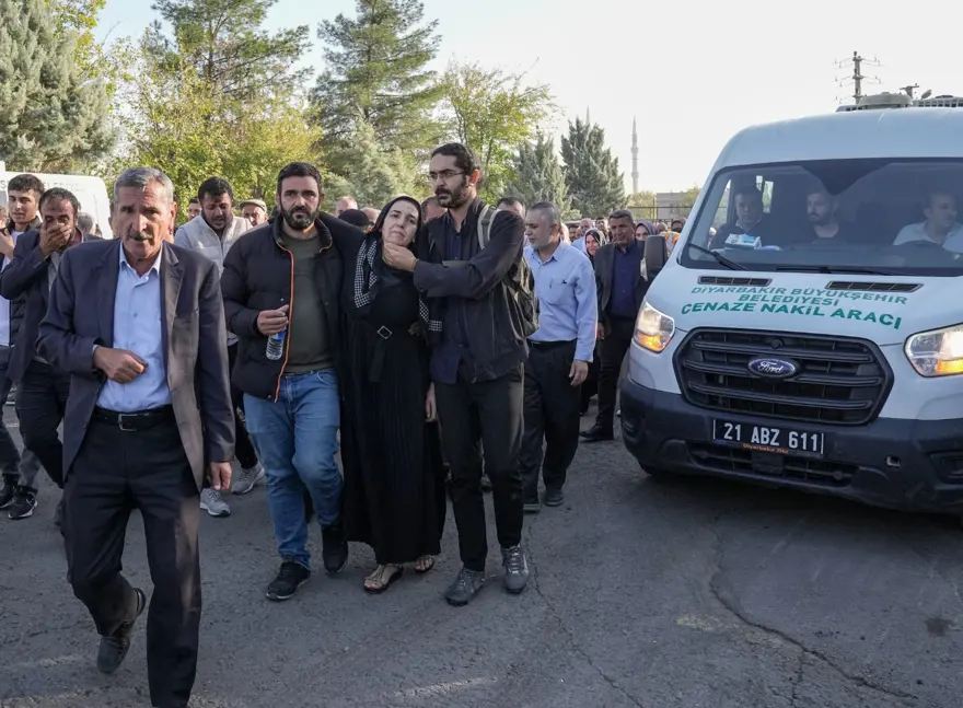 Rojin Kabaiş son yolculuğuna uğurlandı: Tabutunu kadınlar omuzladı | NTV  Haber