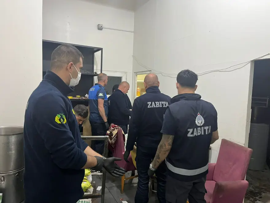 Tarihi geçmiş tonlarca eti yedireceklerdi: Yemek fabrikası mühürlendi Tarihi geçmiş tonlarca eti yedireceklerdi: Yemek fabrikası mühürlendi