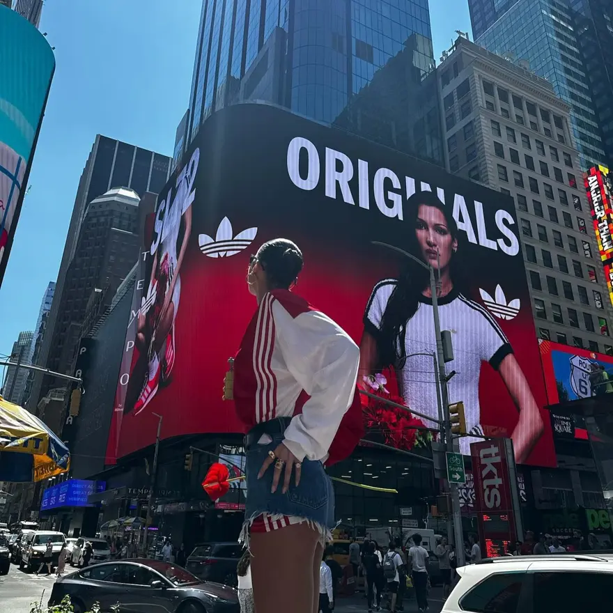Bella Hadid spor giyim markası için poz verdi 3