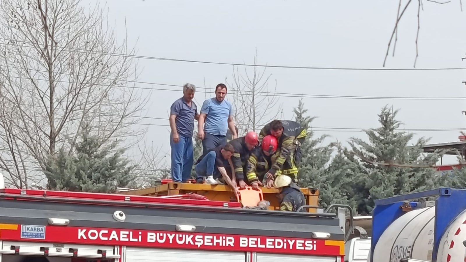 Tehlikeli madde taşıyan TIR tankının içine düştü! Ağır yaralı hastaneye kaldırıldı