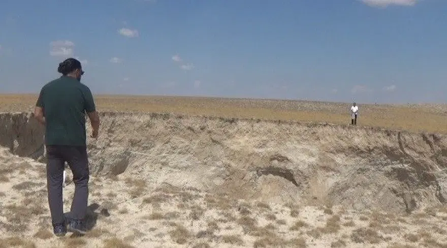 Konya'da büyük 10 metre derinliğinde obruk! Ekipler bölgede, incelemeler sürüyor 3 Konya'da büyük 10 metre derinliğinde obruk! Ekipler bölgede, incelemeler sürüyor 3
