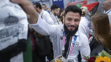 Filistinli sporcular bayraklarını dalgalandırmak için Paris'te