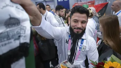 Filistinli sporcular bayraklarını dalgalandırmak için Paris'te