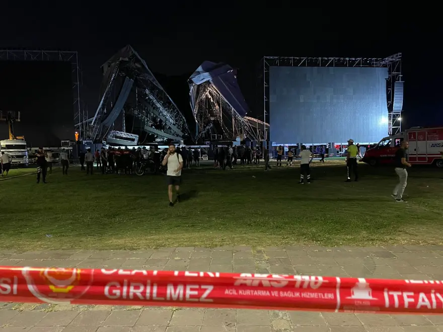 İzmir'de Tarkan konseri için kurulan sahne çöktü 3
