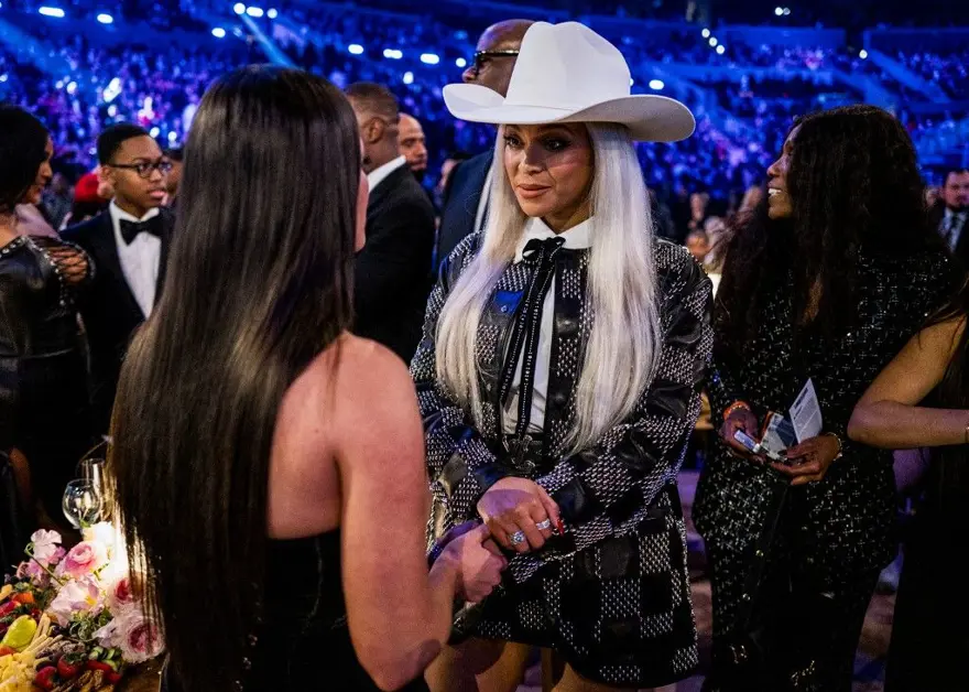 BEYONCE KIRMIZI HALIYI ATLADI 6