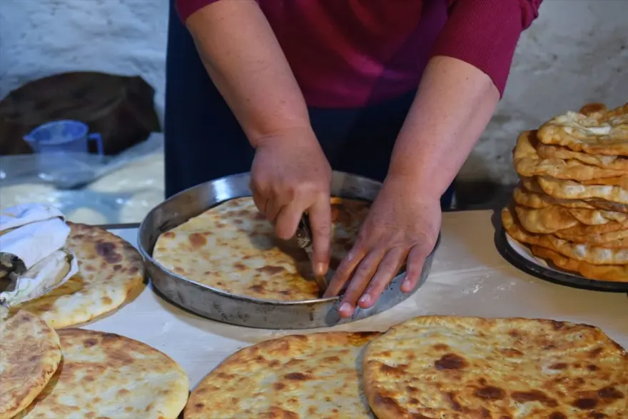 Karslı kadınlar ramazan ayında tandırları yöresel lezzetler için yaktı 9