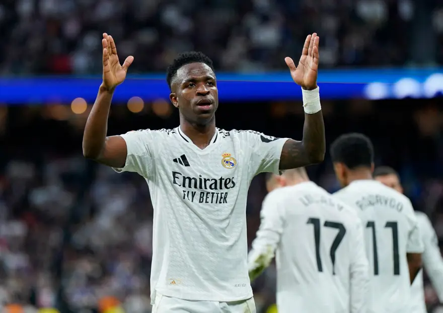 Irkçı saldırıların hedefindeki Vinicius Jr'a futbol tarihine geçecek teklif 2