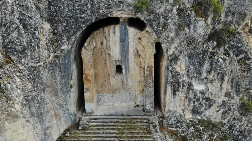 Çorum'un gizemli kaya mezarı büyük ilgi görüyor 