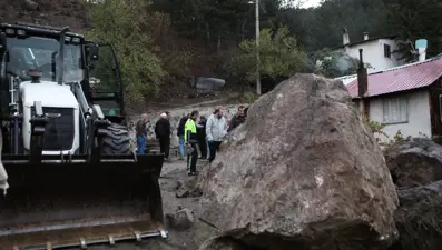 Dev kaya parçası mahallenin orta yerine düştü!