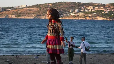 Mülteci çocukların simgesi kukla "Küçük Amal" Türkiye turunu Çeşme'de tamamladı