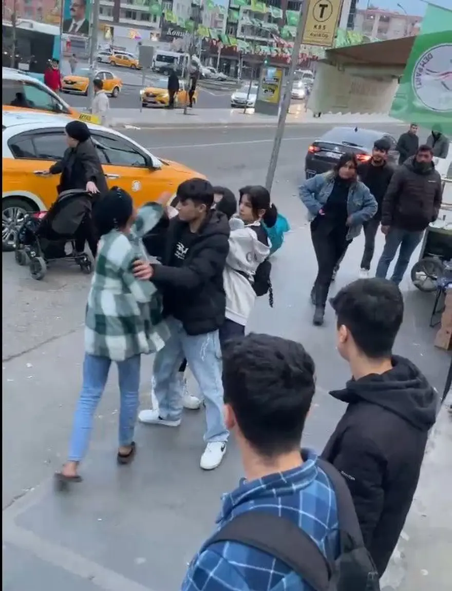 Mendil almayı reddeden genç kıza dayak 3 Mendil almayı reddeden genç kıza dayak 3