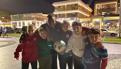 Samsunsporlu Makoumbou, çocuklarla kaldırımda futbol oynadı