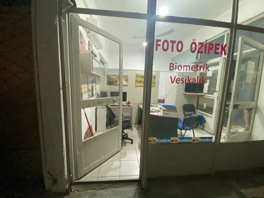 Sabah işyerine gelen fotoğrafçıya hırsız şoku 1 Sabah işyerine gelen fotoğrafçıya hırsız şoku 1