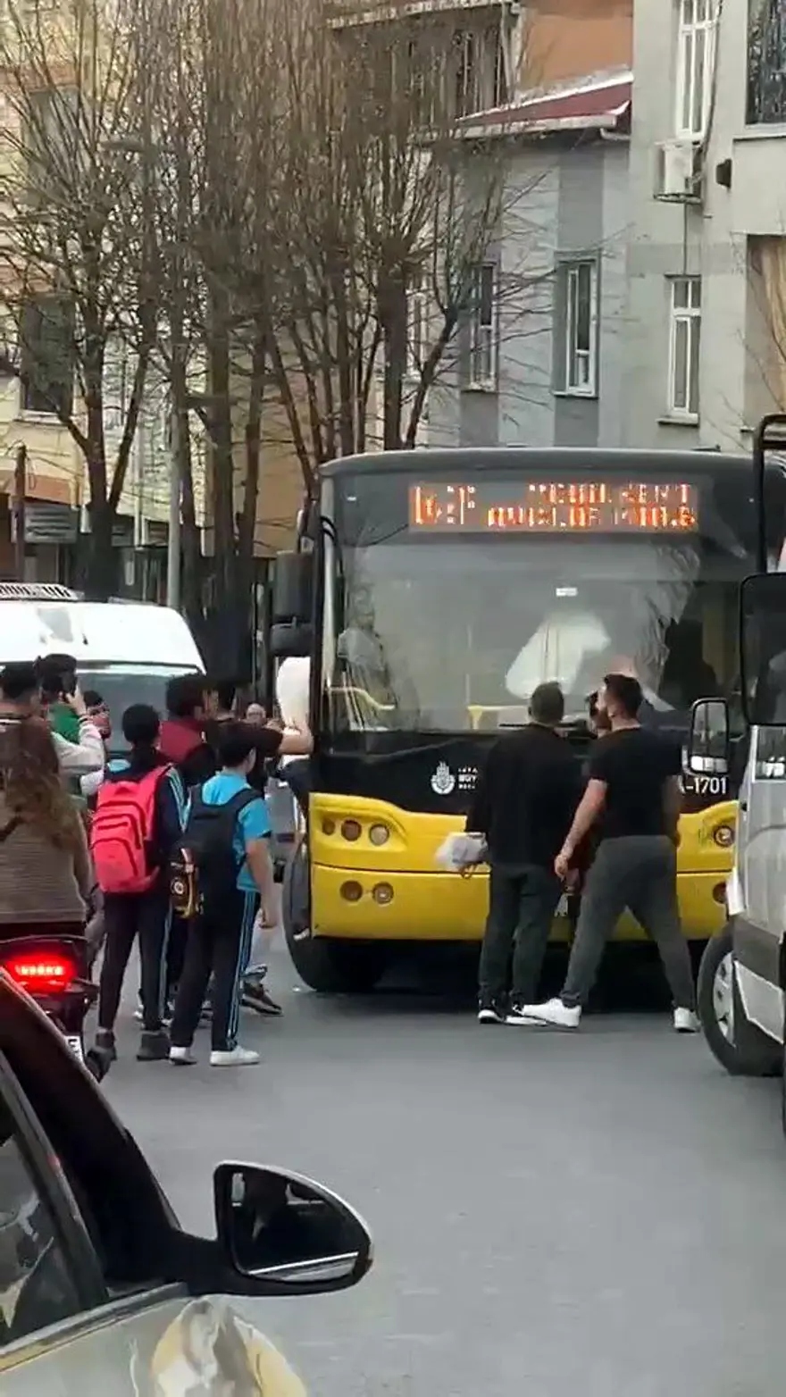 Avcılar'da yol tartışması: İETT şoförüne yumruklu saldırı 4 Avcılar'da yol tartışması: İETT şoförüne yumruklu saldırı 4
