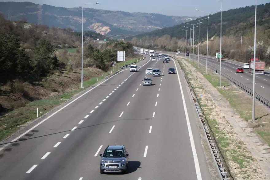 Bolu geçişinde bayram trafiği yoğunluğu azaldı 5 Bolu geçişinde bayram trafiği yoğunluğu azaldı 5