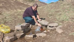 Şifalı su için kilometrelerce yol yürüyor: Böbreklere iyi geldiğine inanılıyor