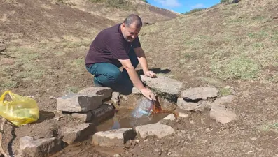 Şifalı su için kilometrelerce yol yürüyor: Böbreklere iyi geldiğine inanılıyor