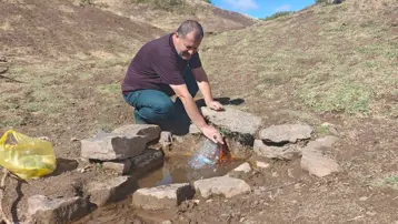 Şifalı su için kilometrelerce yol yürüyor: Böbreklere iyi geldiğine inanılıyor