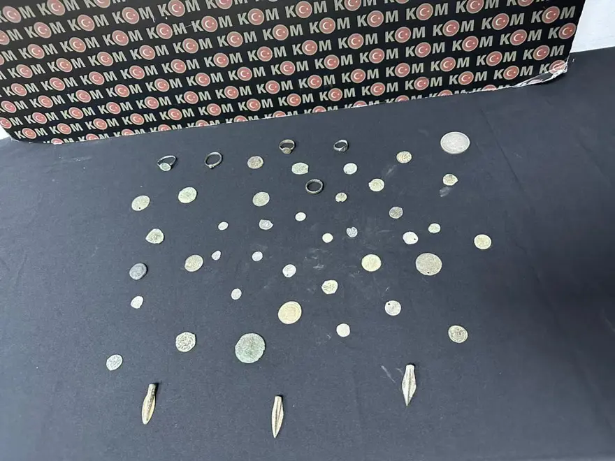 İstanbul'da İncil ve Tevrat ile çok sayıda sikke ele geçirildi 1 İstanbul'da İncil ve Tevrat ile çok sayıda sikke ele geçirildi 1