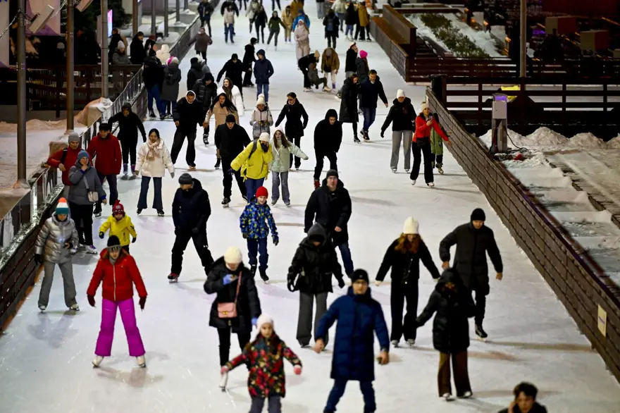 Buz pateni sezonu açıldı: 5 bin kişi aynı anda kayabilecek 5