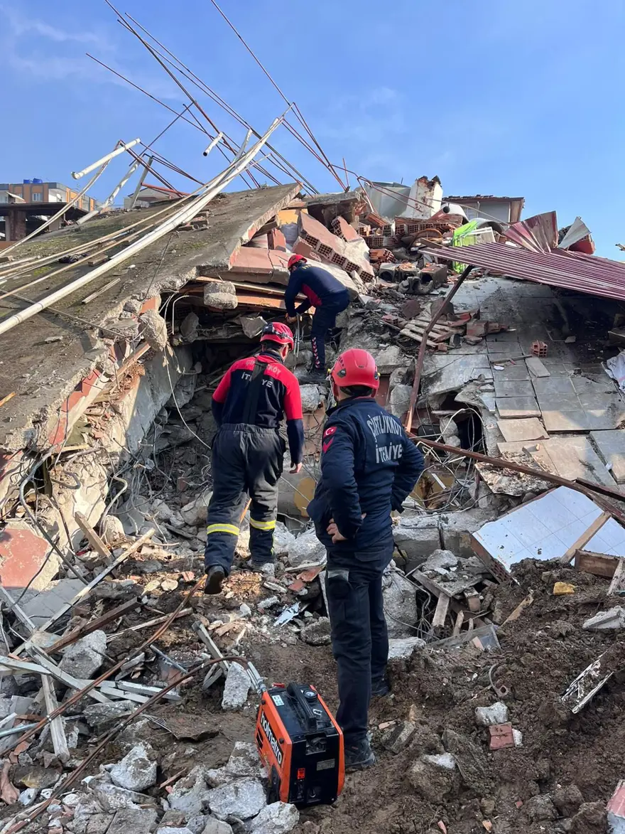 Enkaz altındakiler için zamana karşı yarış 65