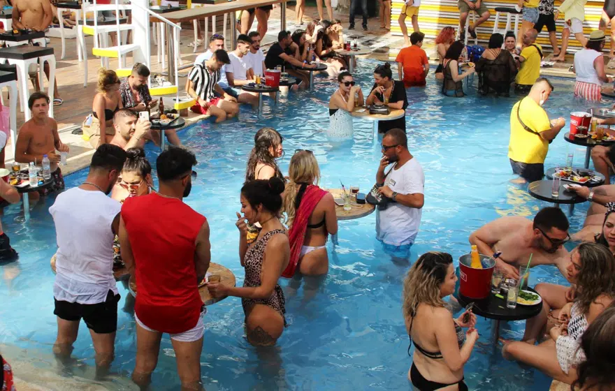 Bodrum'da hem sahiller hem yollar doldu 6 Bodrum'da hem sahiller hem yollar doldu 6