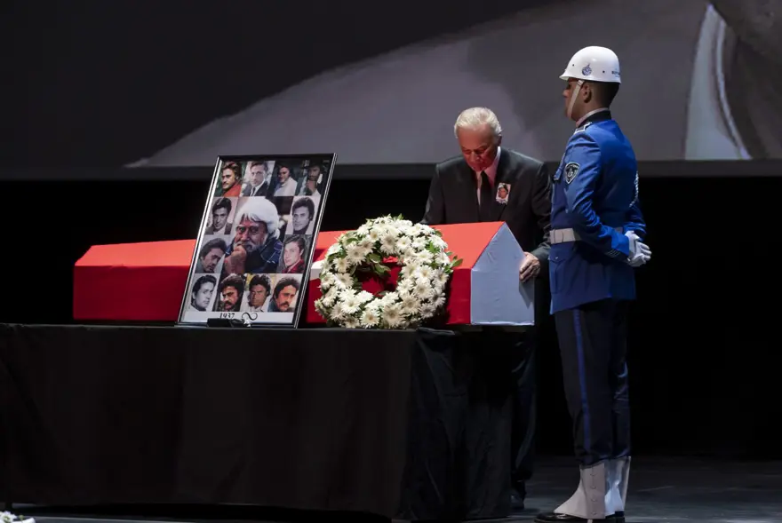 Cüneyt Arkın'ı binlerce kişi gözyaşlarıyla uğurladı 39 Cüneyt Arkın'ı binlerce kişi gözyaşlarıyla uğurladı 39