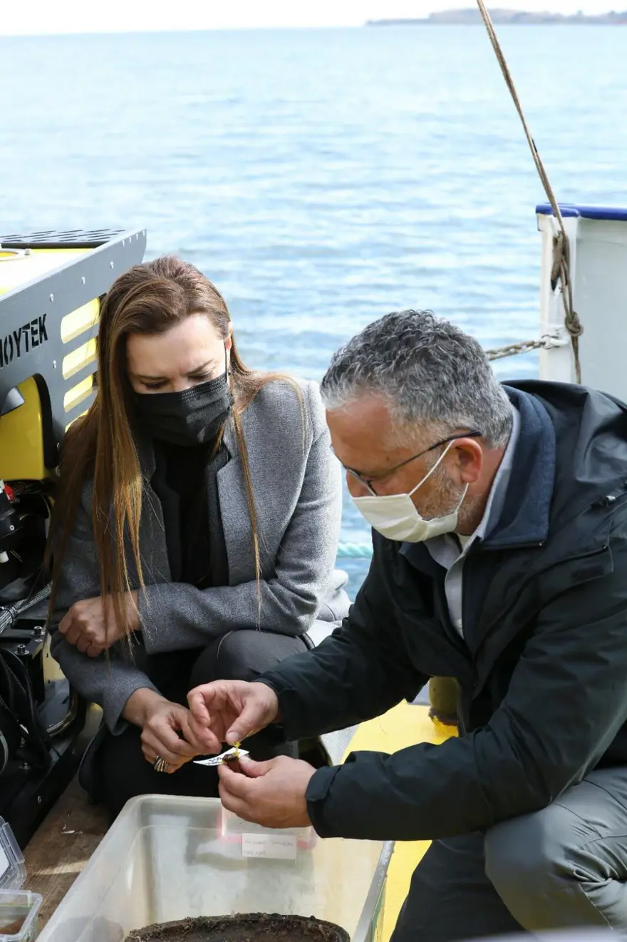 Foça açıklarında savaş gemisi batığı bulundu 16