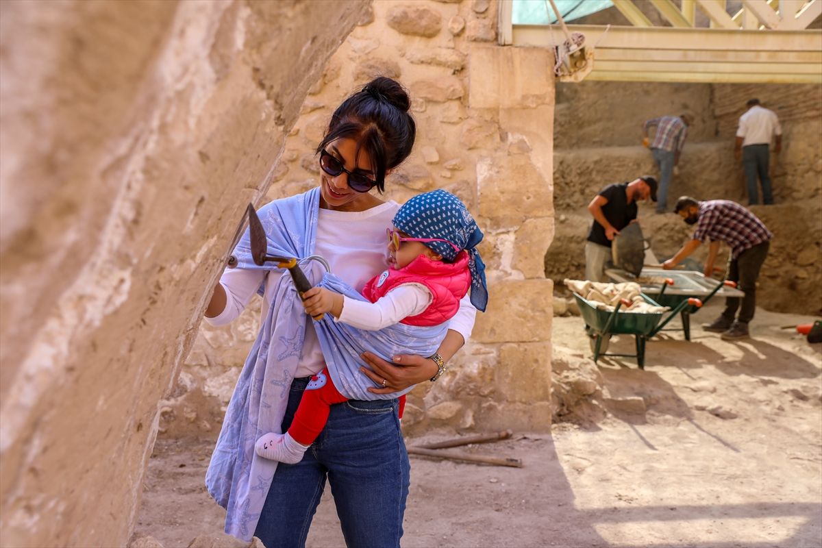 Arkeolog çiftin bebeği Sarya Hasankeyf kazı ekibinin neşe kaynağı oldu