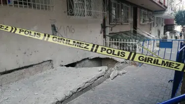 Güngören'de binayla kaldırım arasındaki beton çöktü: 2 yaralı