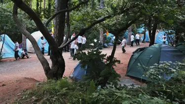 İzci kampında silah eğitimi