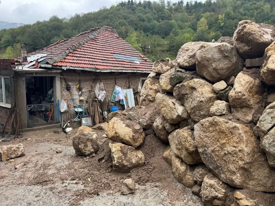 Bartın'da heyelan: Bir ev tahliye edildi 1 Bartın'da heyelan: Bir ev tahliye edildi 1
