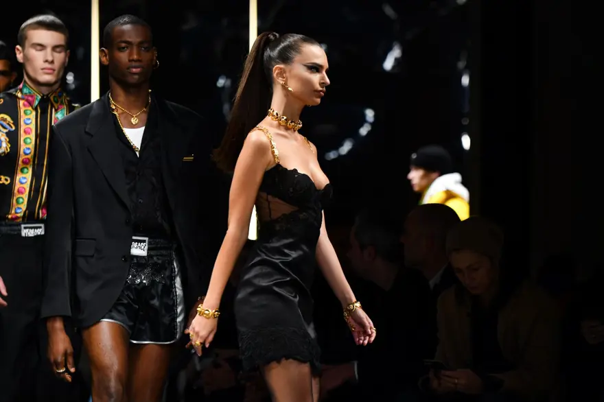 Emily Ratajkowski ve Bella Hadid defileye damga vurdu 10