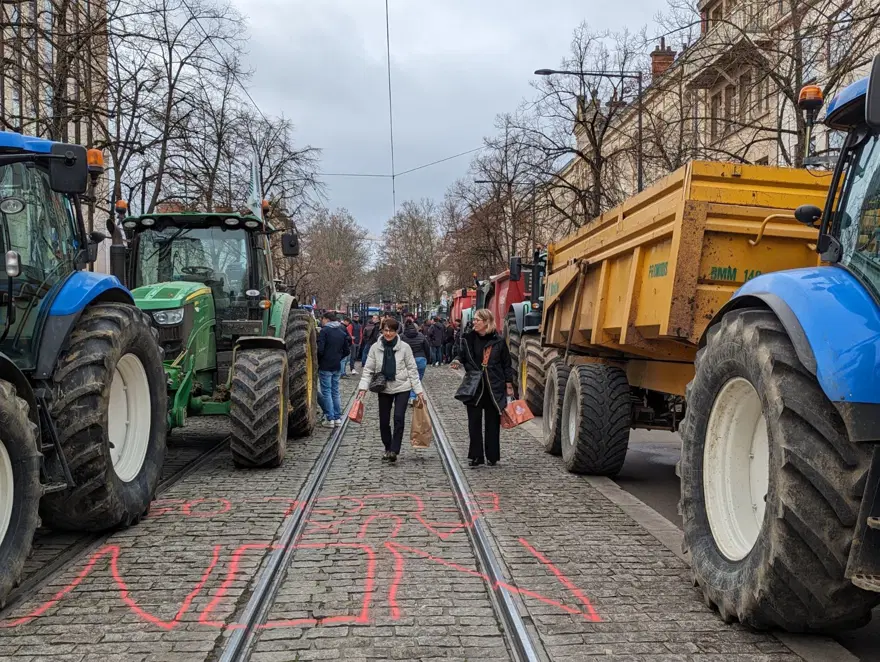 Fransa'da ödemeleri geciken çiftçilerden gübreli protesto 6