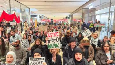 Hollanda'da 20 tren istasyonunda Filistin için oturma eylemleri