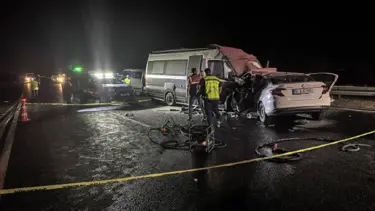 Ters yönde minibüse çarpıp alev aldı: 1 ölü, 1 yaralı