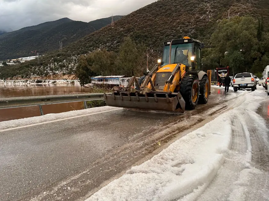 Antalya'da sel ve dolu: Yollar kapandı, sahiller çamur rengine döndü 18