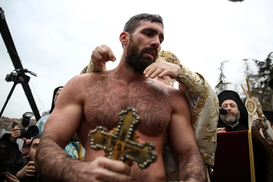 Buz gibi suda haç çıkarma töreni 8 Buz gibi suda haç çıkarma töreni 8