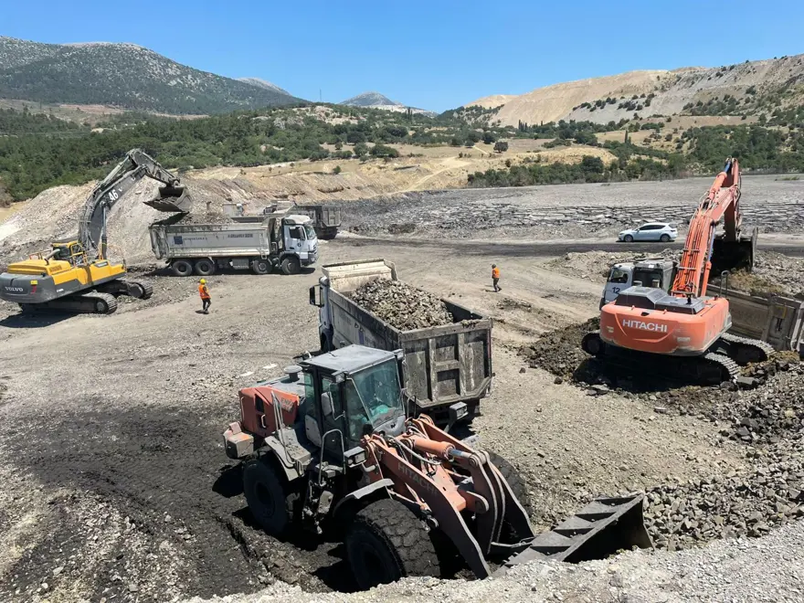 İş makinesi operatörü çamur altında kaldı 11